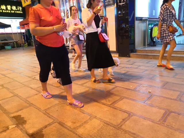 “女不养狗”，但很多单身女性都养了一条狗，这是为啥呢？