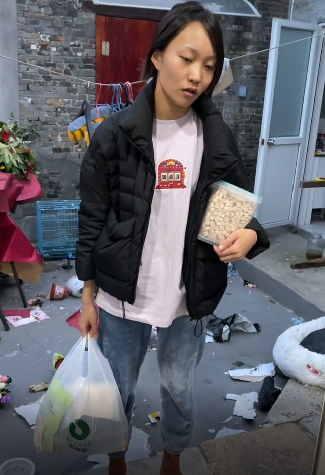 宠物鸡起名“鸡飞”，合起来就是鸡飞狗跳！