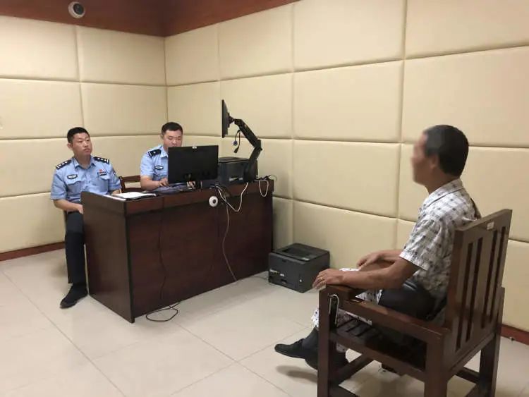 浦东警方查处上海首例养犬人遗弃犬只受到处罚的案件